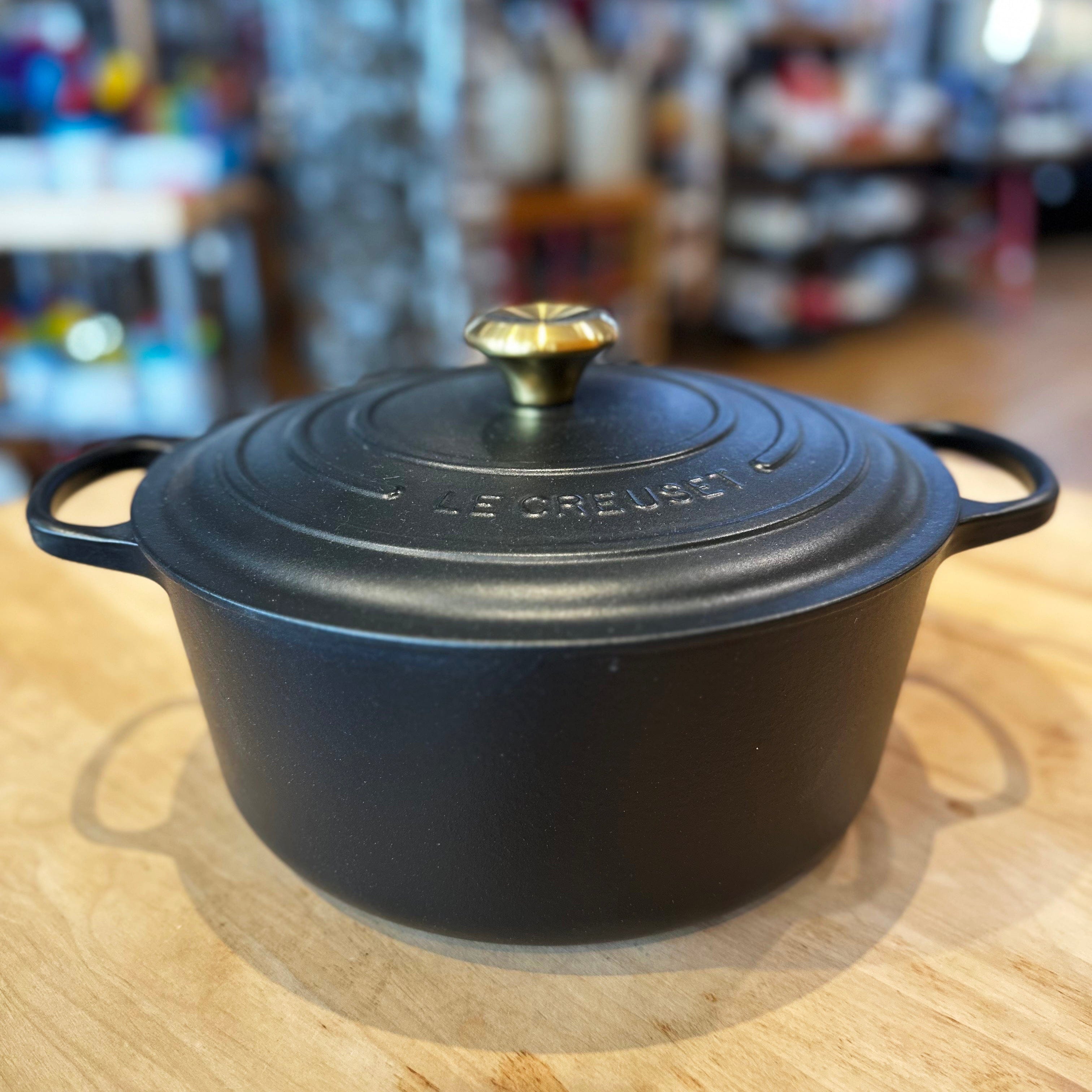 Cookware Le Creuset Round Oven, 7.25 Quart - Licorice with Gold Knob